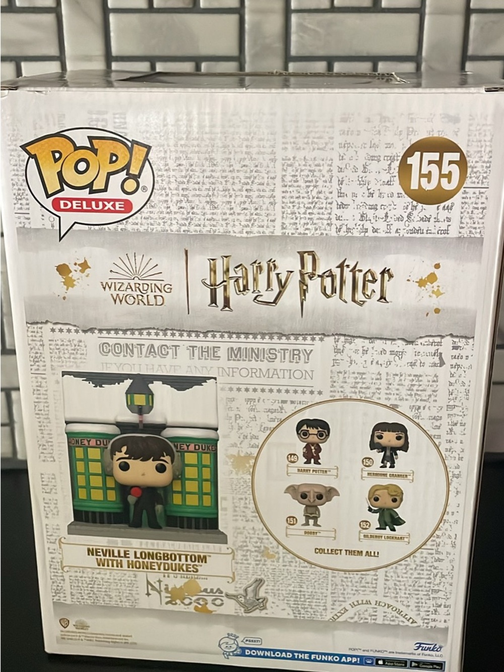 Funko Pop! Deluxe Neville Longbottom with Honeydukes Green and Yellow - Picture 3 of 3